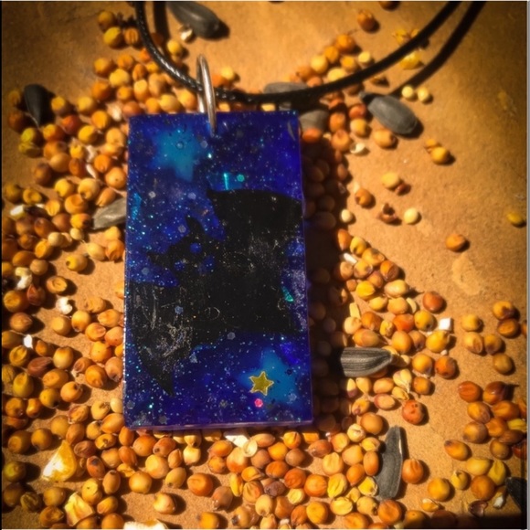 New Handmade Glow In The Dark Blue & Black Bat Necklace Great For Halloween - Picture 9 of 11